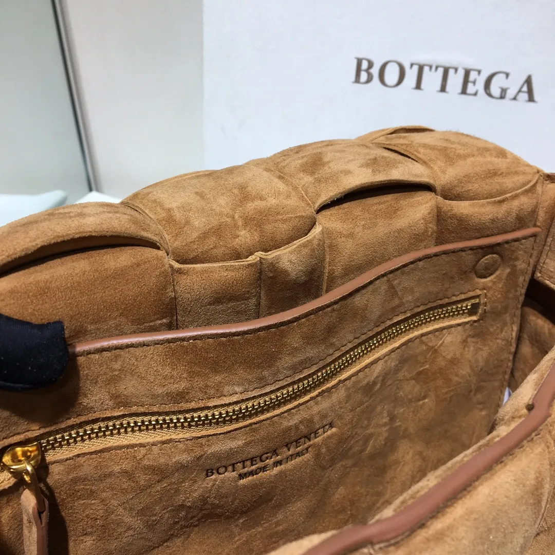 The Veneta Cassette pillow bag is made of soft frosted calfskin + aged matte gold buckle, very very fashionable! ! The leather feels super comfortable to the touch, and it has adjustable spaghetti straps with a signature triangle buckle. Size:26cm*18cm*8cm